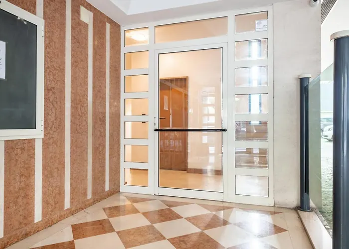 Central & Comfy Apartment With Veranda