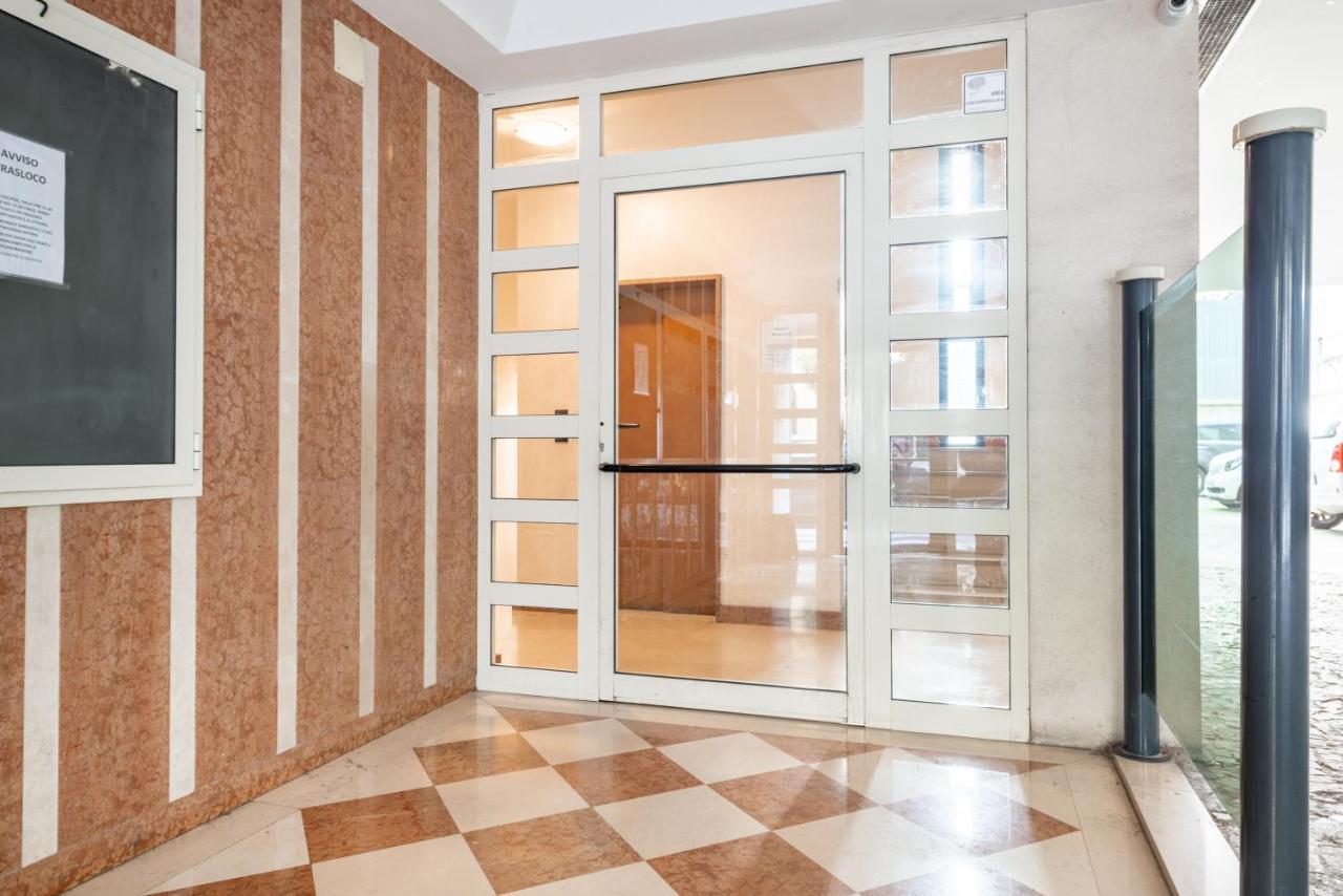 Apartment & Comfy With Veranda Bari